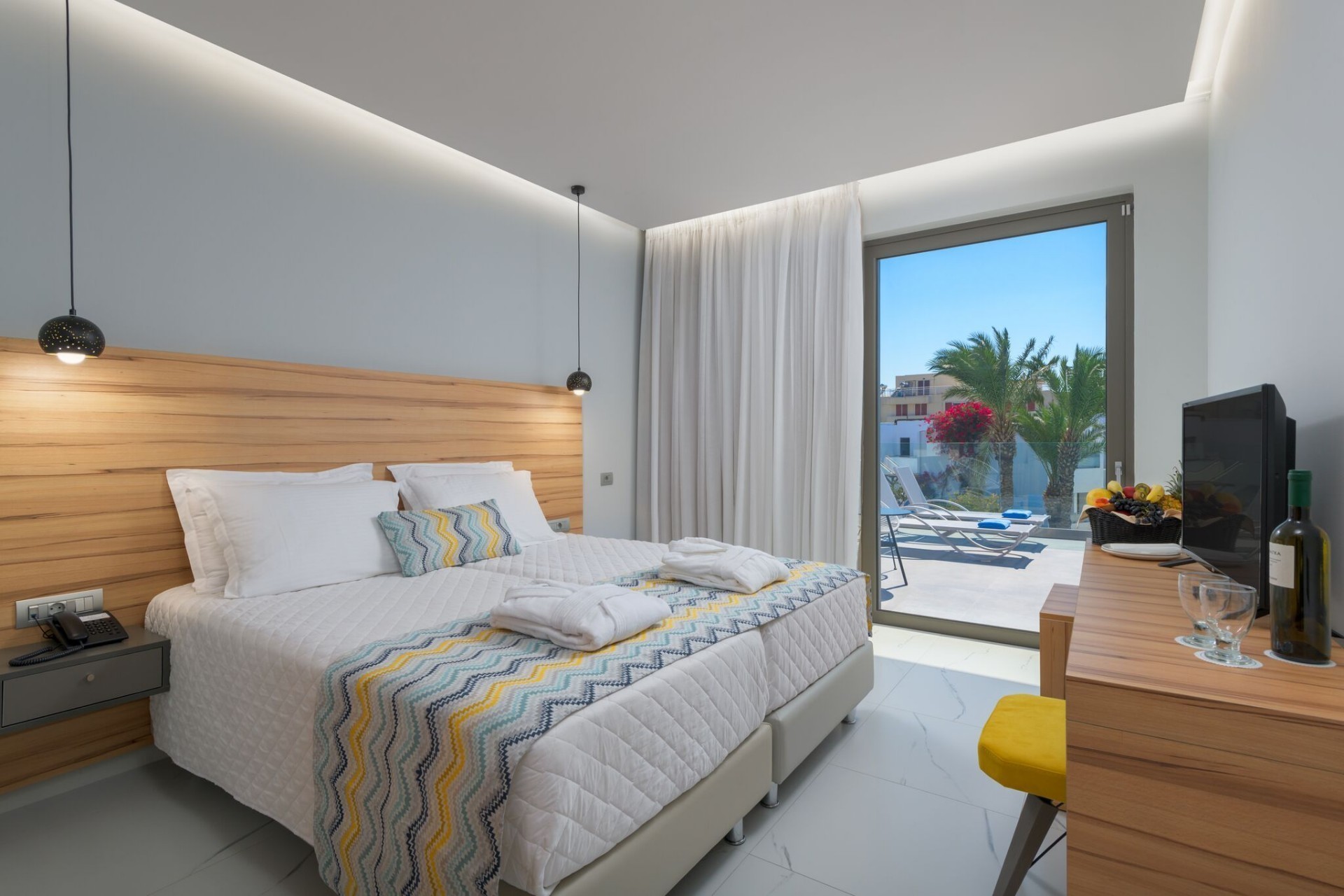 Superior twin room side sea view 