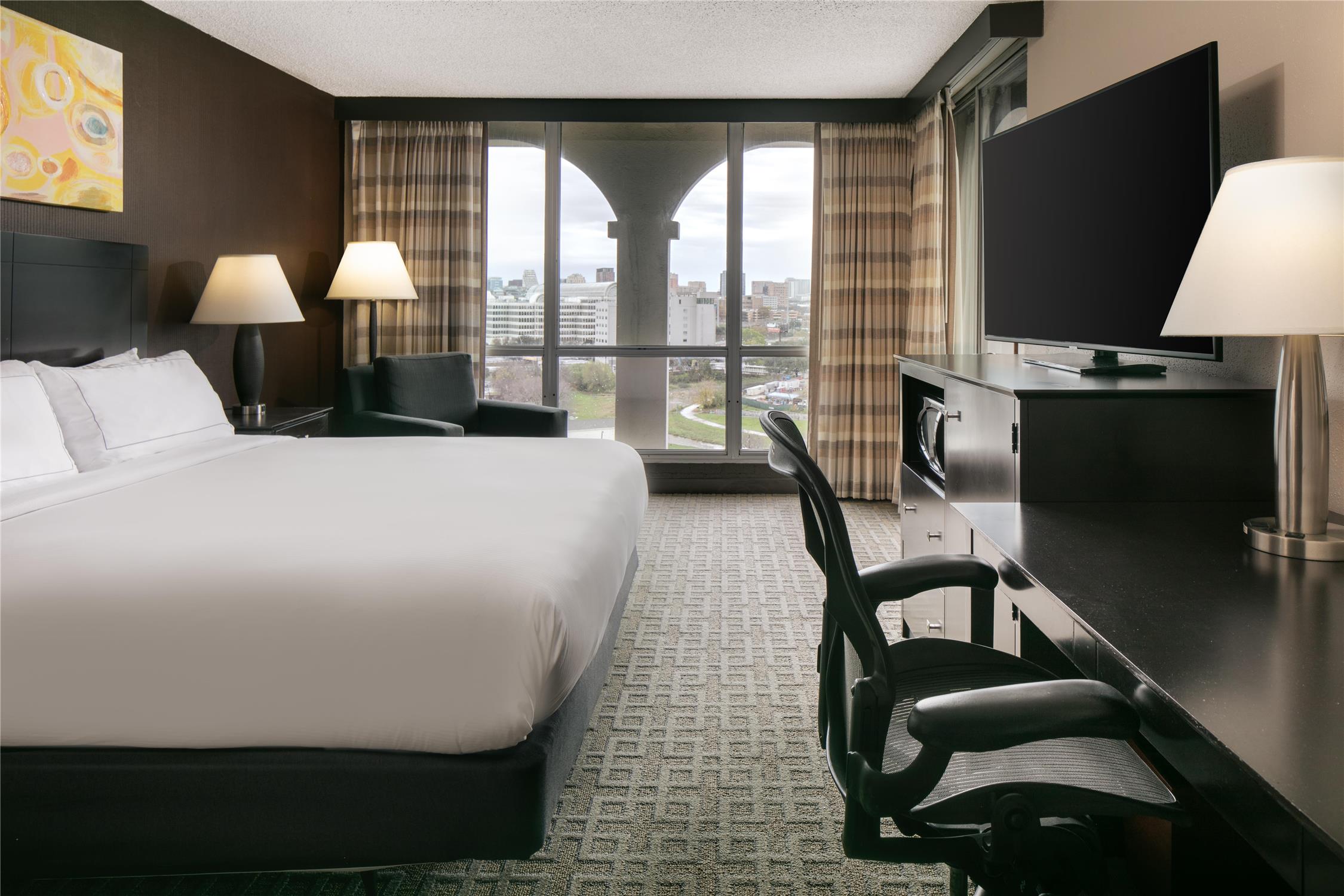 1 king bed with balcony
