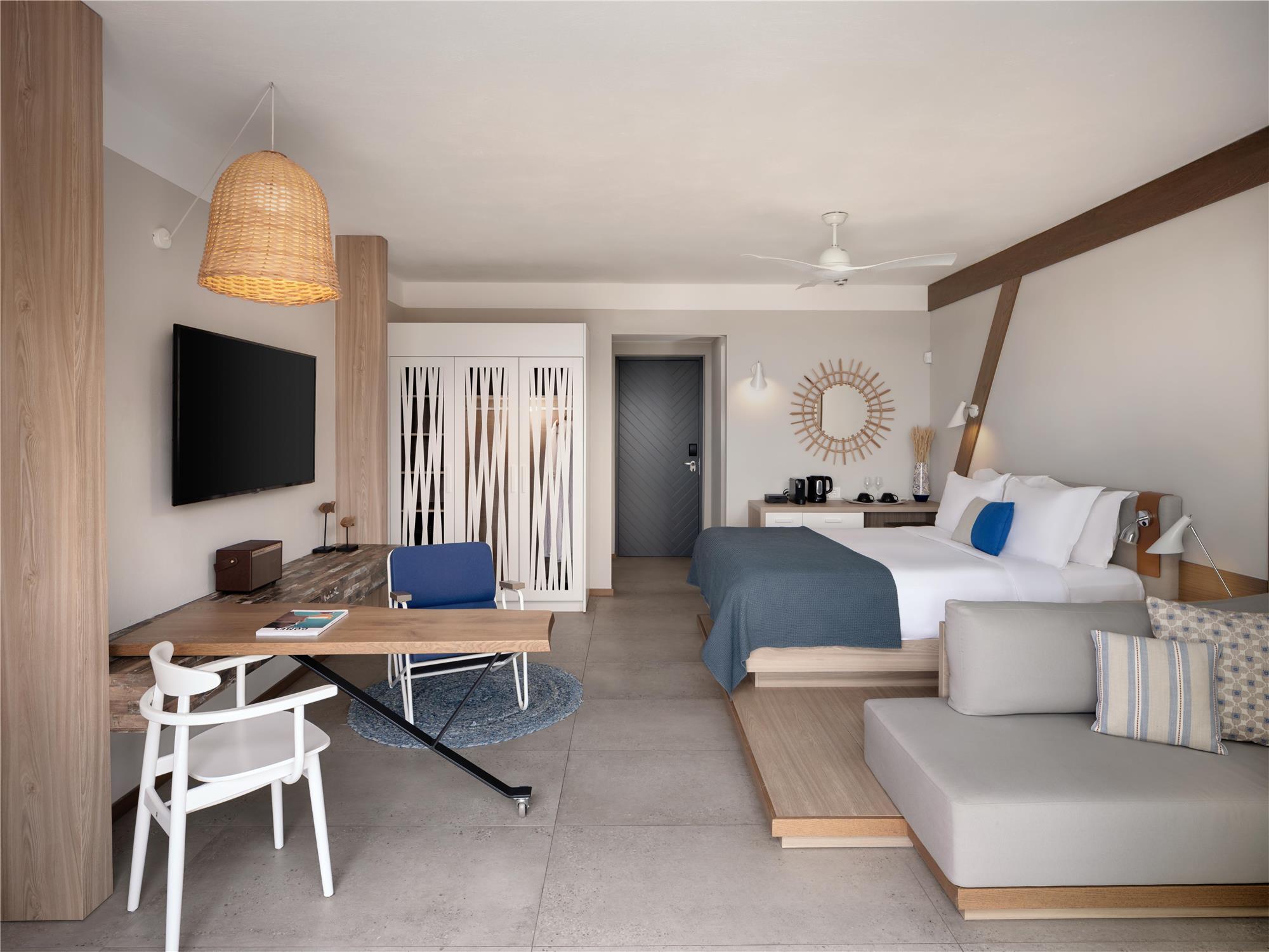 Junior suite with shared pool