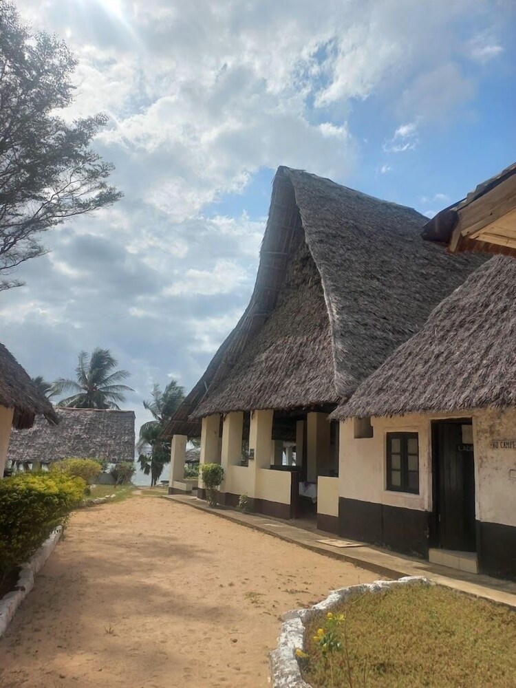 Twiga Lodge Tiwi