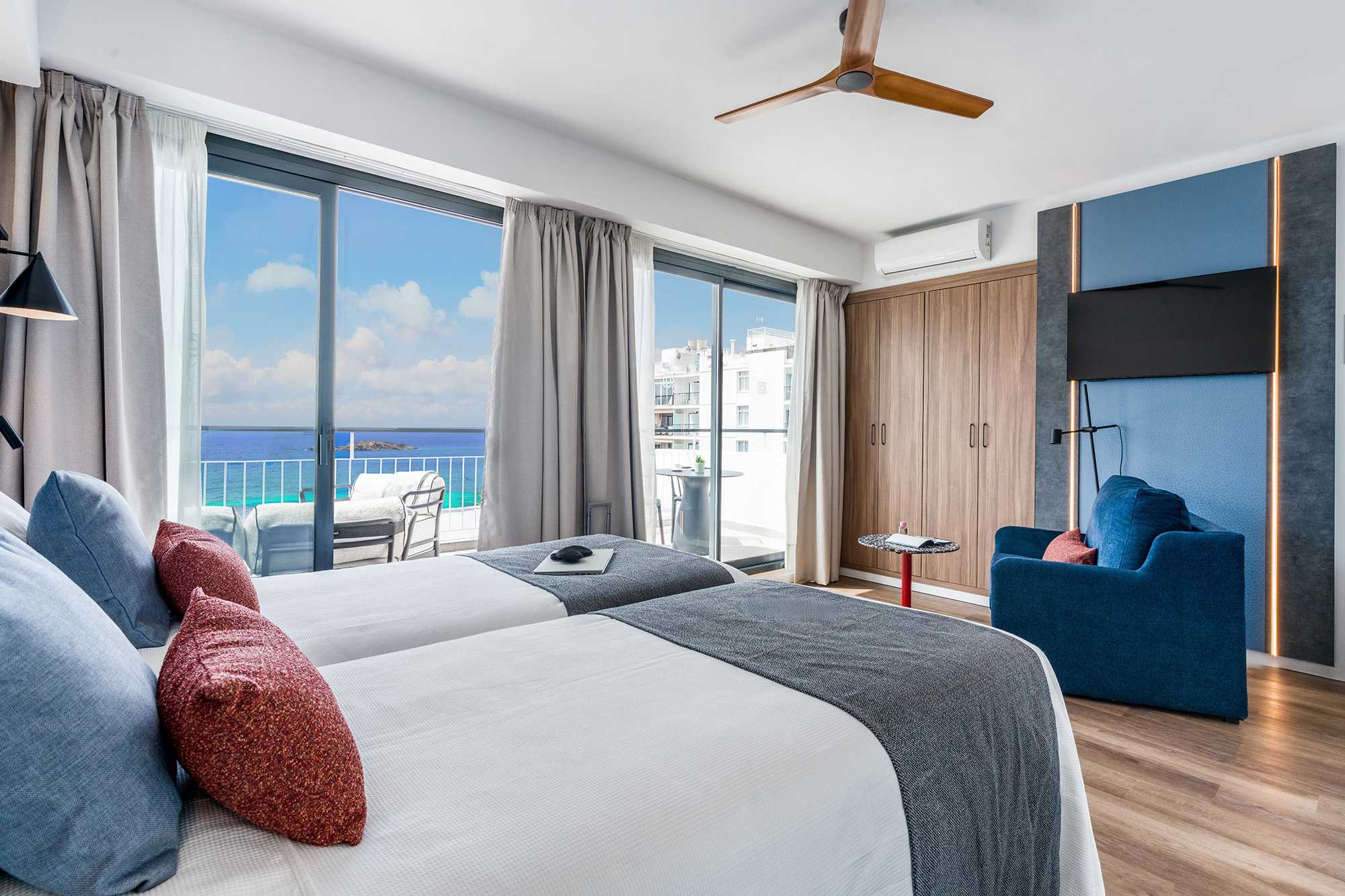 Superior twin room with sea view