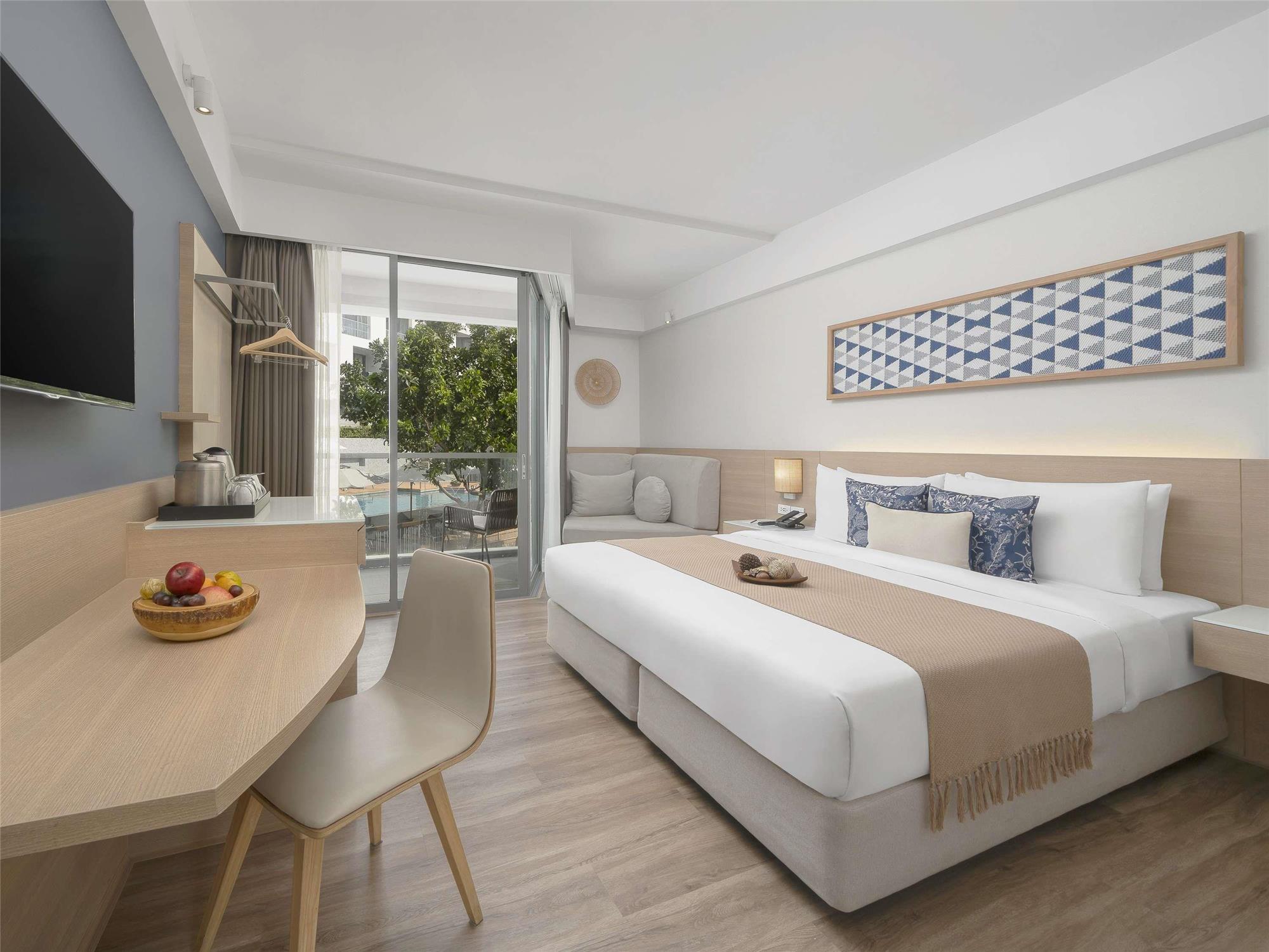 Superior habitación con balcón y vista piscina