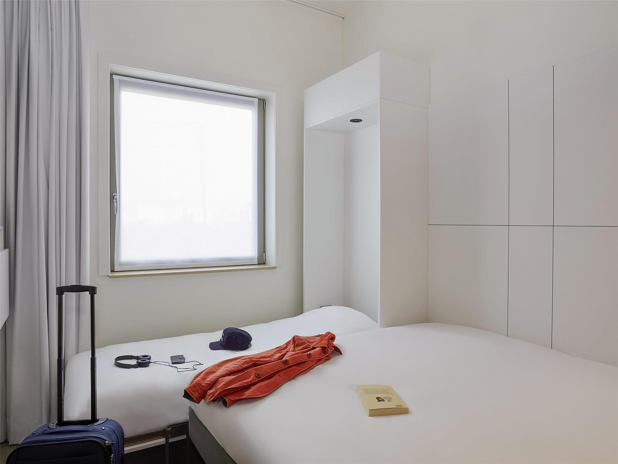 Room for 3 persons with 1 double bed and 1 fold-away bed