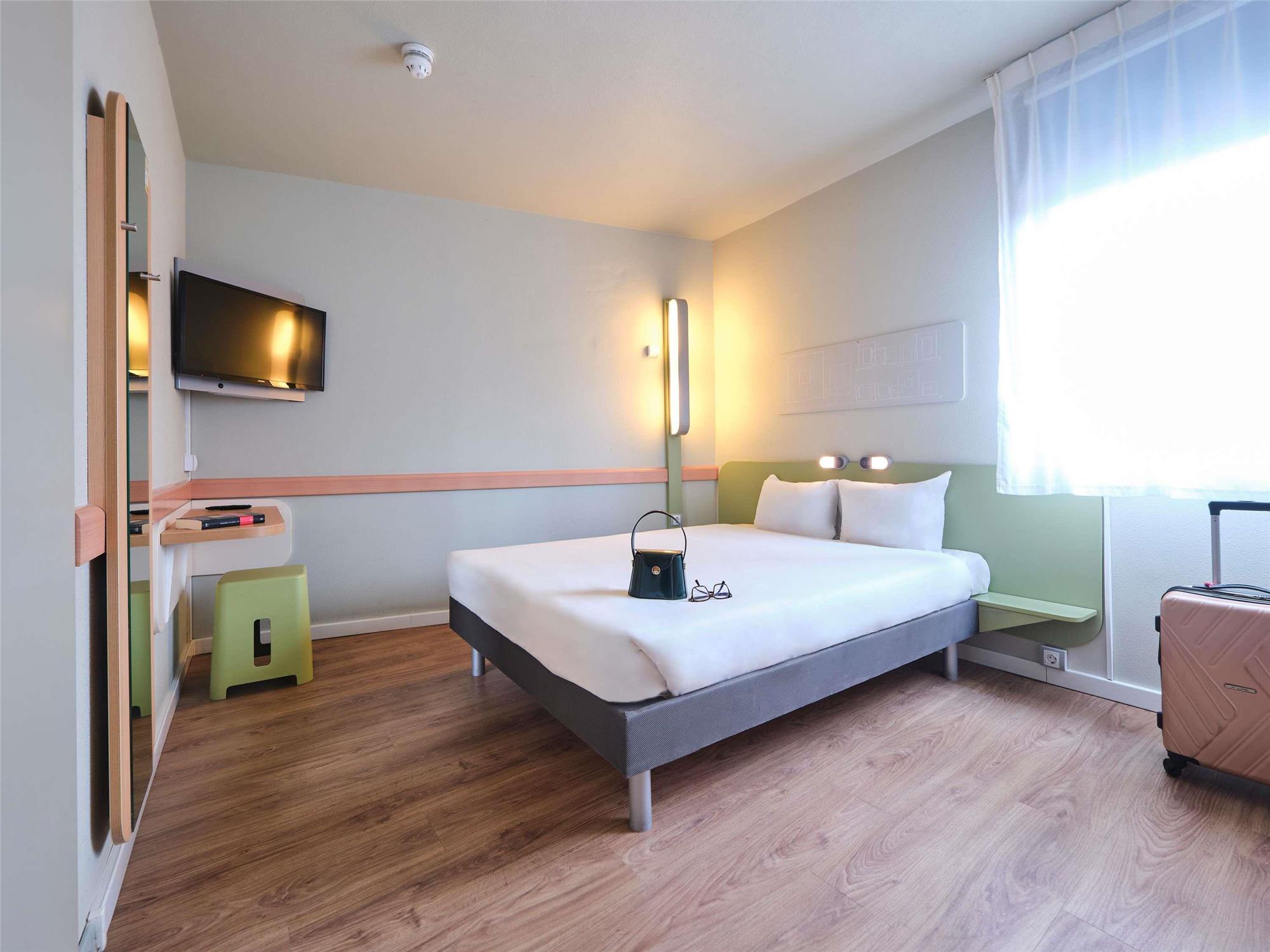 Room with queen-size bed