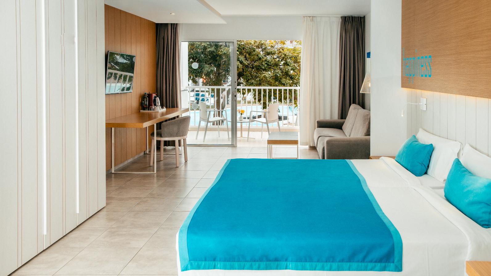 Deluxe double room with pool view