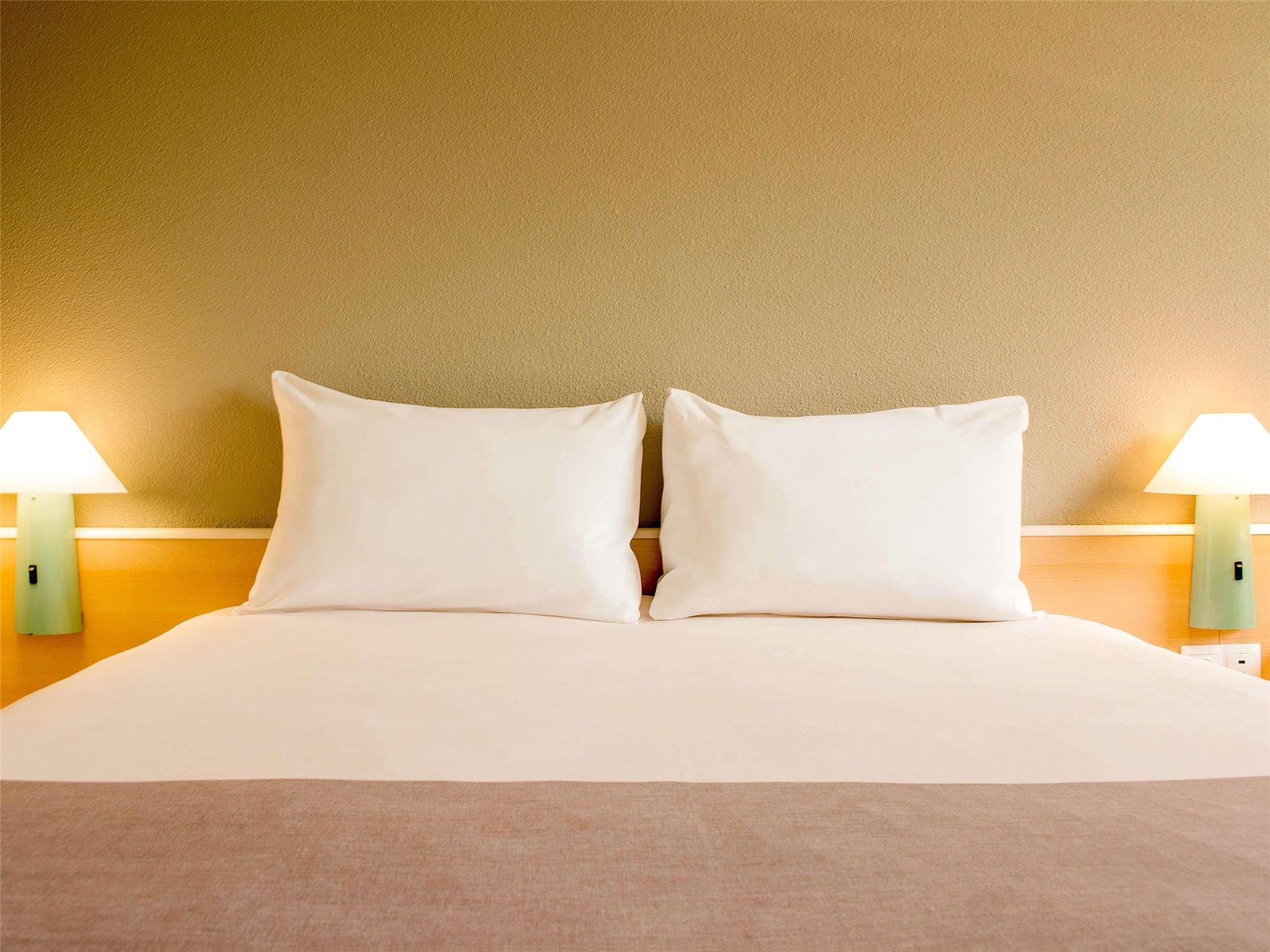 A twin room for 1 or 2 people equipped with the new bedding