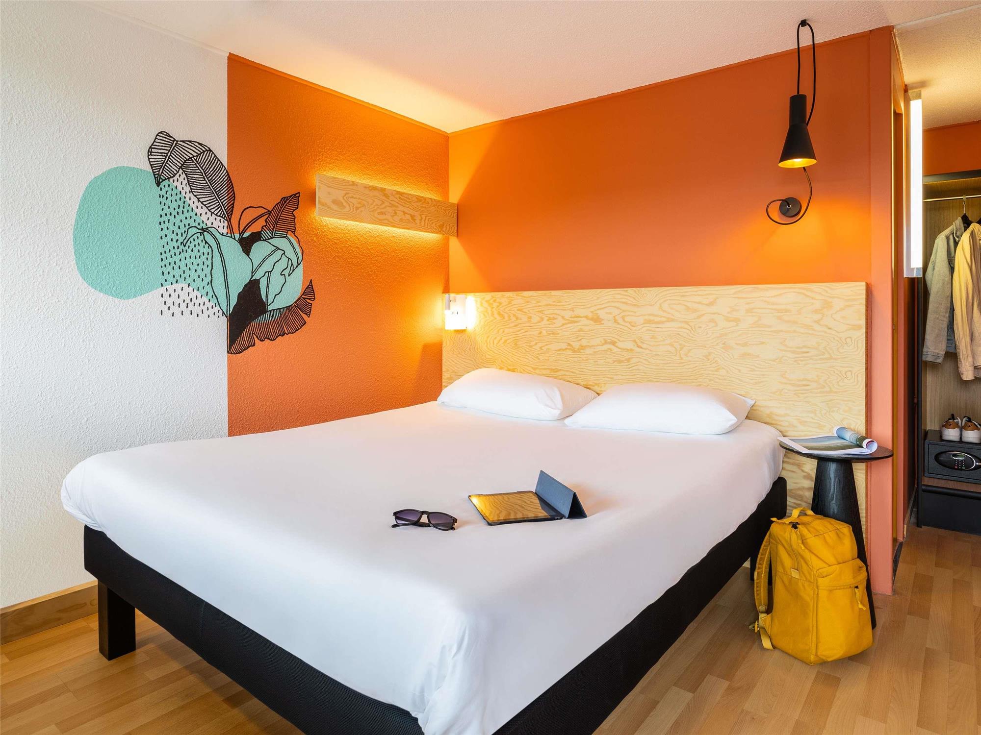 greet super room with 1 double bed