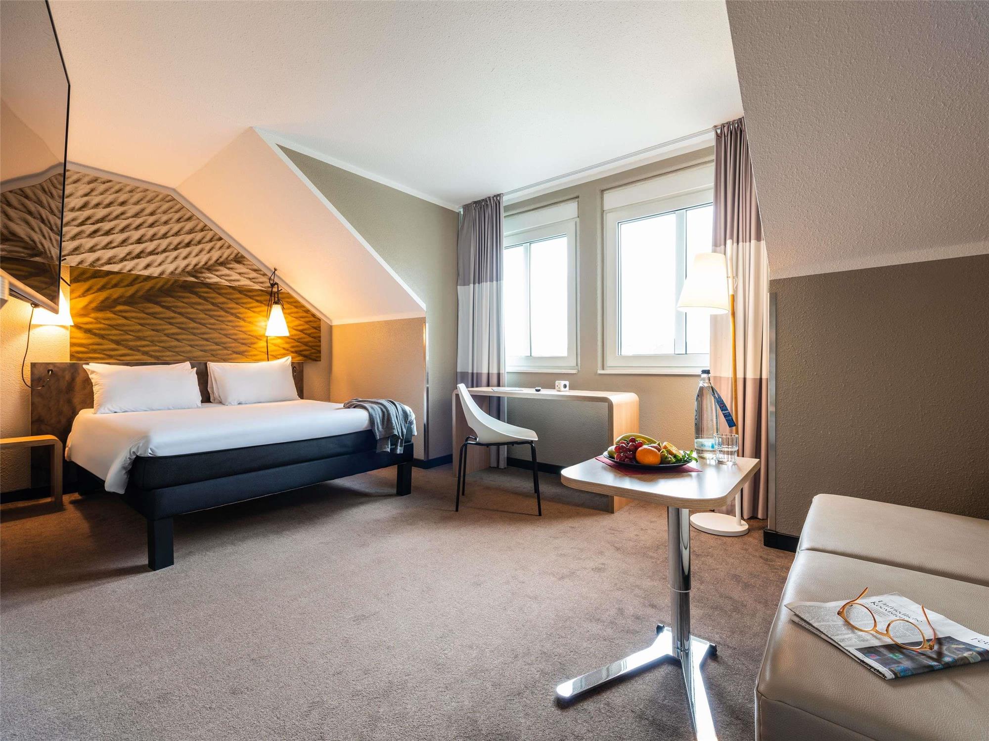 Room with 1 double bed measuring 63 x 79 in and 1 single bed, the new sleep-easy concept