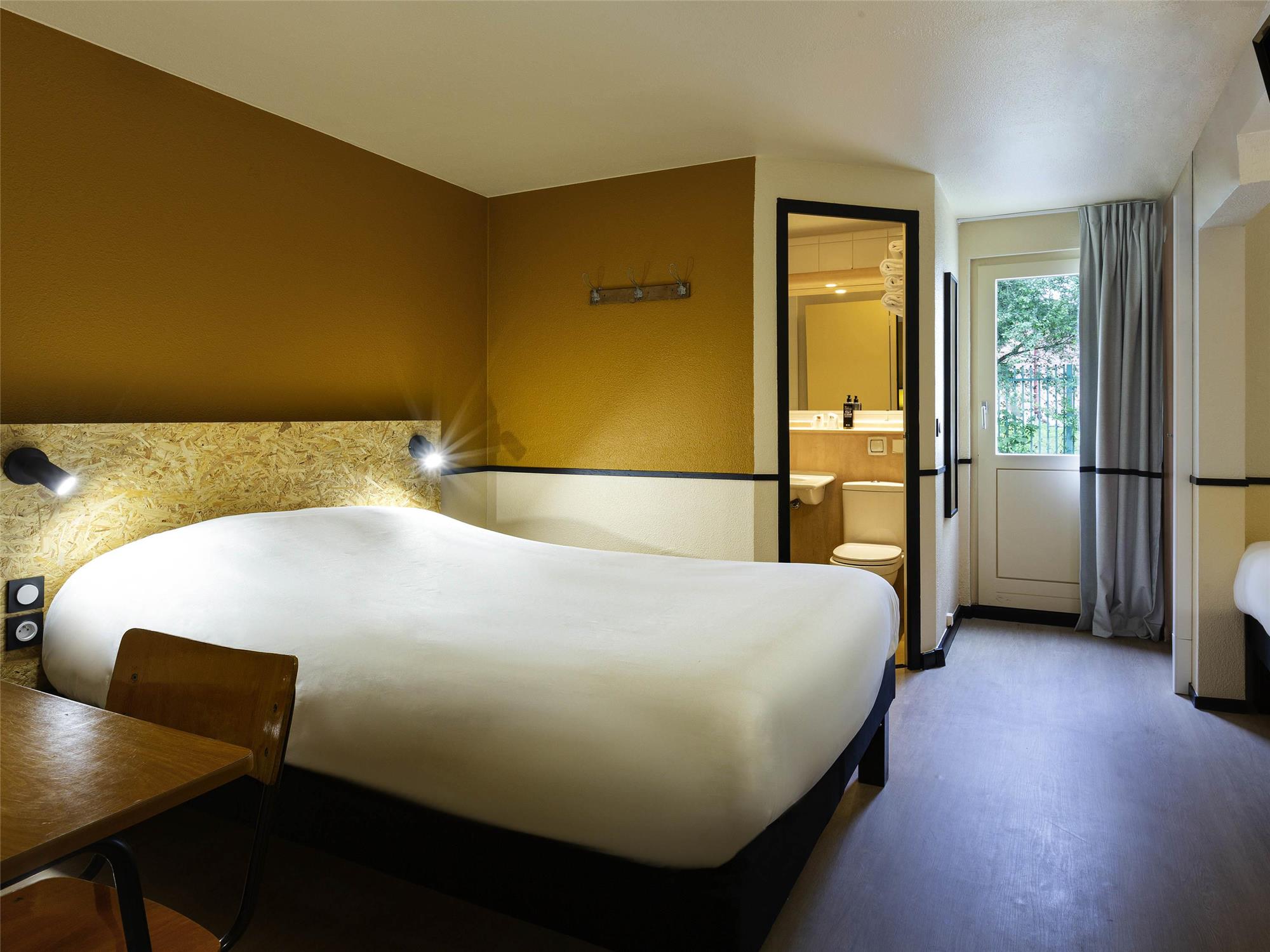 Pop Room with a double bed