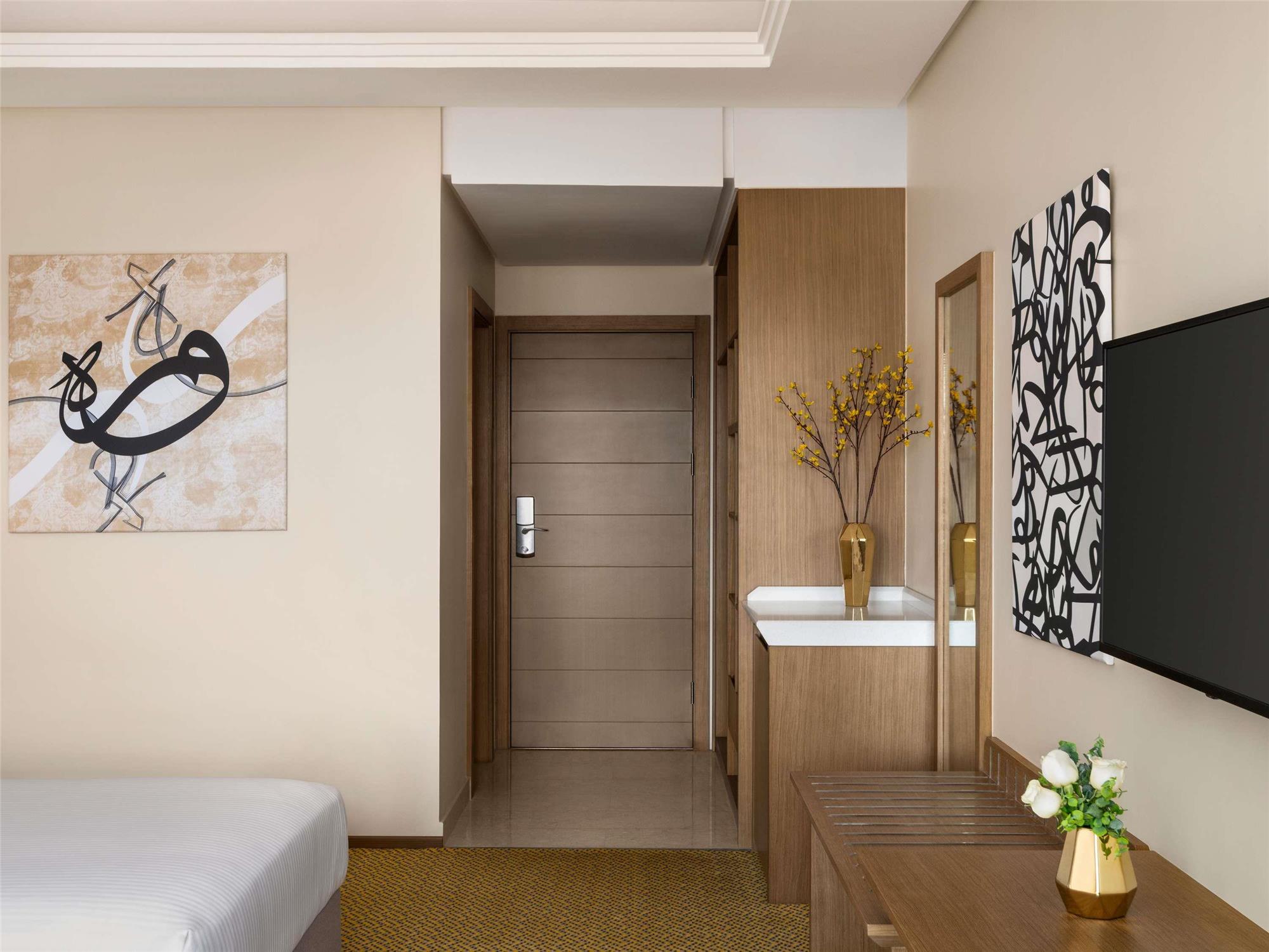 Deluxe room with city view and sea view