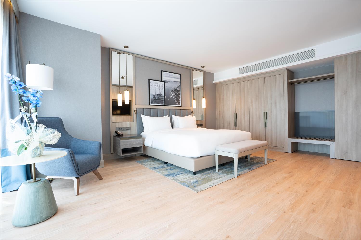 Executive suite with city view