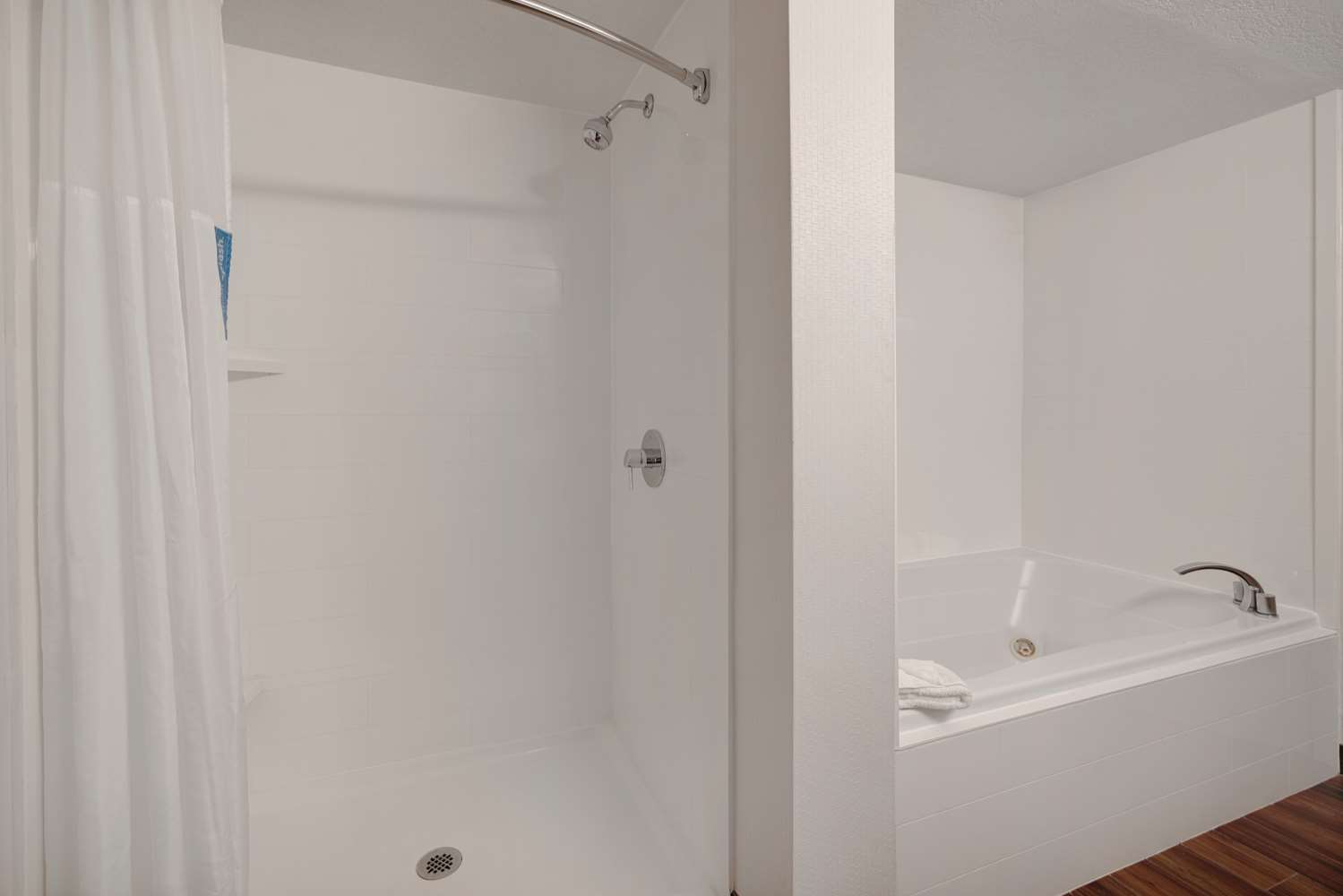 Deluxe non-smoking room