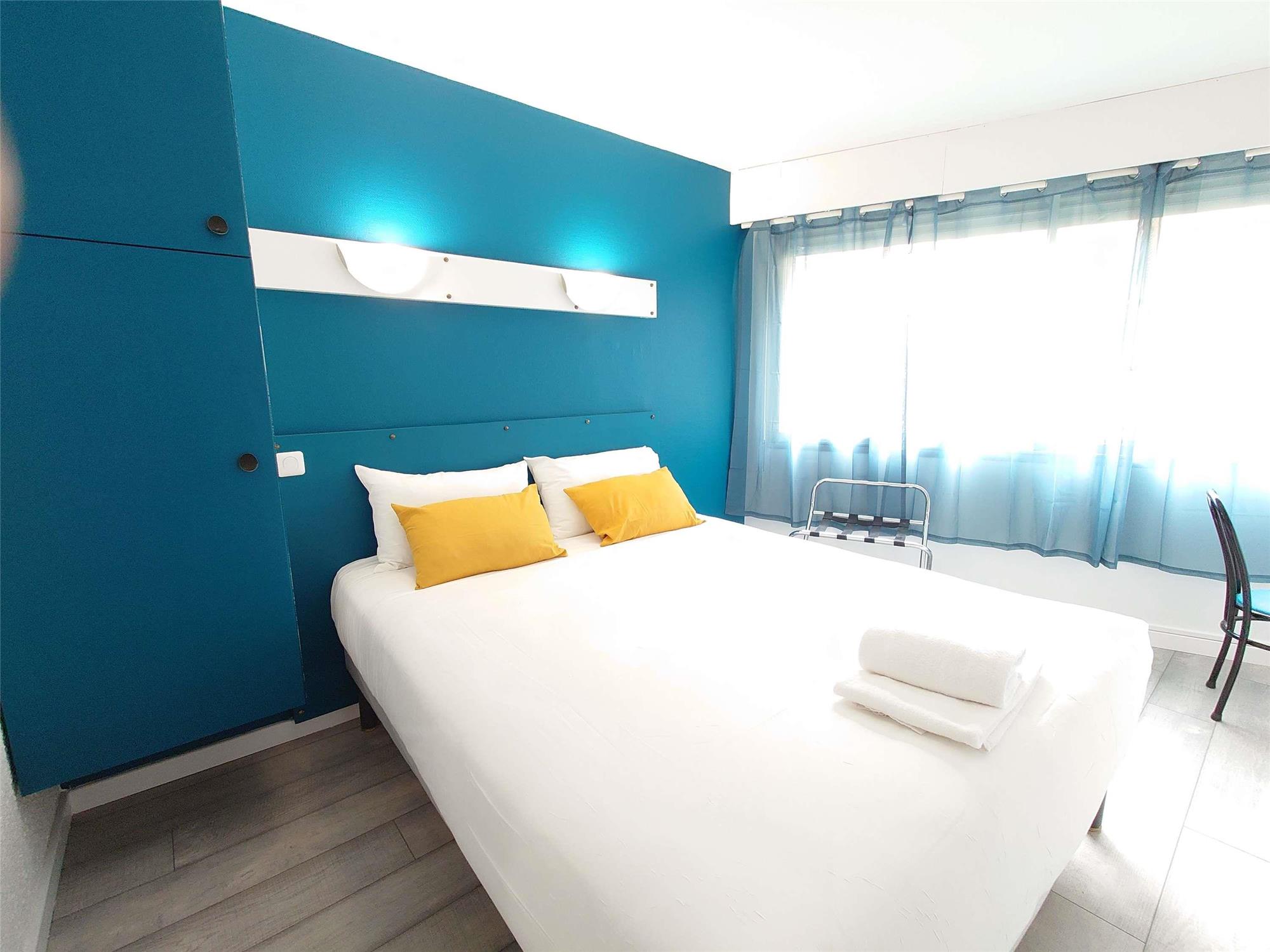POP room with double bed and single sleeper chair