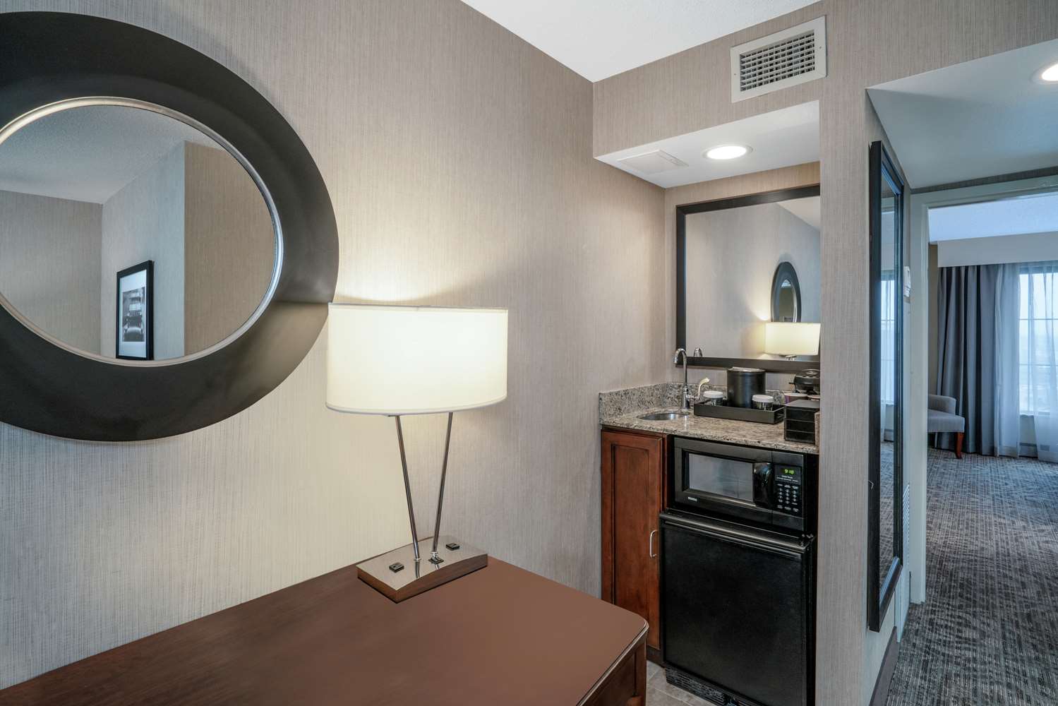 Non-smoking 2 room suite