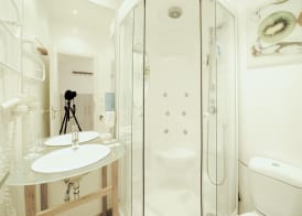 Royal Court Hotel 4