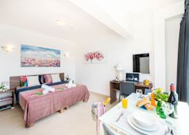 Islet Promenade Aparthotel - Studio with Hot Tub and Panoramic Sea Views by GetawaysMalta 2