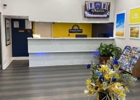 Days Inn & Suites by Wyndham Mobile 2