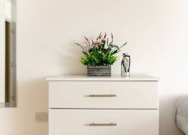 Skyvillion - COZY APARTMENTS in Enfield Town With Free Parking & Wifi 3