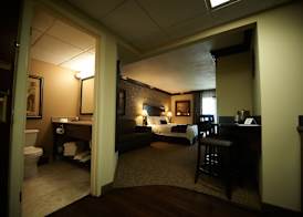 Fourwinds Lakeside Inn & Marina 3