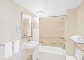 Days Inn by Wyndham Springfield/Phil.Intl Airport 4