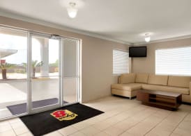Super 8 by Wyndham Lake Charles Northeast 3
