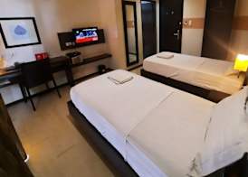Lorenzzo Suites Hotel Makati 2