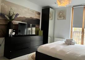 Notting Hill 2-Bed Apt with Balcony 1 min to Tube 5
