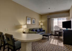Holiday Inn & Suites MILWAUKEE AIRPORT by IHG 3