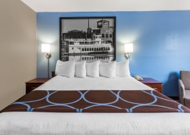 Super 8 by Wyndham Dubuque 5