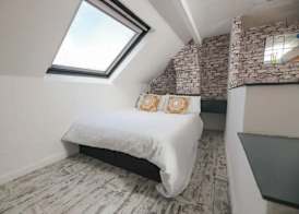 Frankys Place Residence in Leeds 5