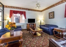 Econo Lodge Inn & Suites 5