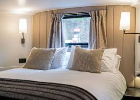 Elegant houseboat near Canary Wharf 3