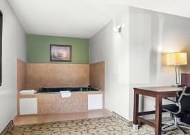 SureStay Plus Hotel by Best Western Bettendorf 4