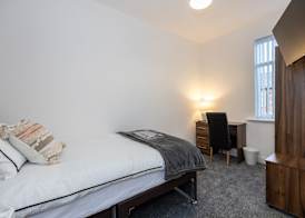 Charming 4-bed Guest House in Salford 5