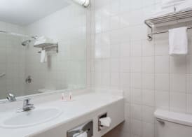 Days Inn by Wyndham Woodbury Long Island 4