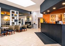 Comfort Hotel & Suites 2