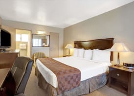 Travelodge by Wyndham Everett City Center 4