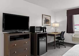 Days Inn by Wyndham Steinbach 4