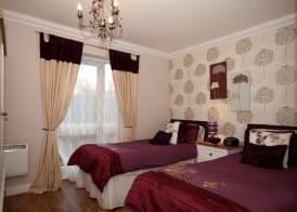 Riverbank View Three Bedroom Apartment with Free Parking 4