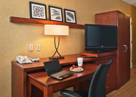 Courtyard by Marriott Indianapolis Airport 4