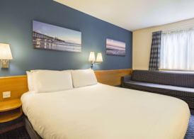 Days Inn by Wyndham Magor 5
