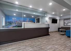Super 8 by Wyndham Fort Worth Entertainment District 2