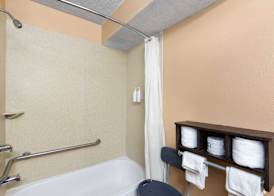 Super 8 by Wyndham Myrtle Beach/Market Common Area 5