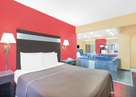 Howard Johnson by Wyndham North Bergen 3