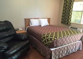 Townhouse Inn and Suites 4