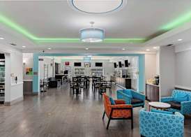 La Quinta Inn & Suites by Wyndham Raymondville 2