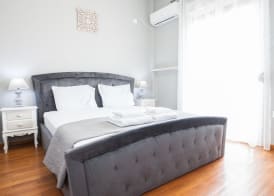 Modern apt with Increbilbe Athens Views 2