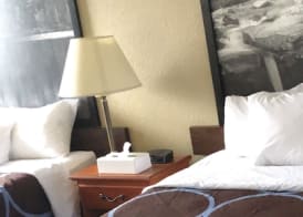 Super 8 by Wyndham Montgomery Maybrook 4