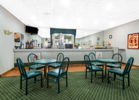 Super 8 by Wyndham Elyria 5