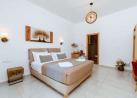 Deluxe Hotel 4